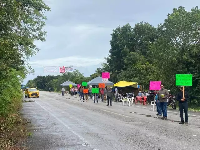 Ganaderos y agricultores de Quintana Roo se manifestaron en la carretera Mahahual-Bacalar