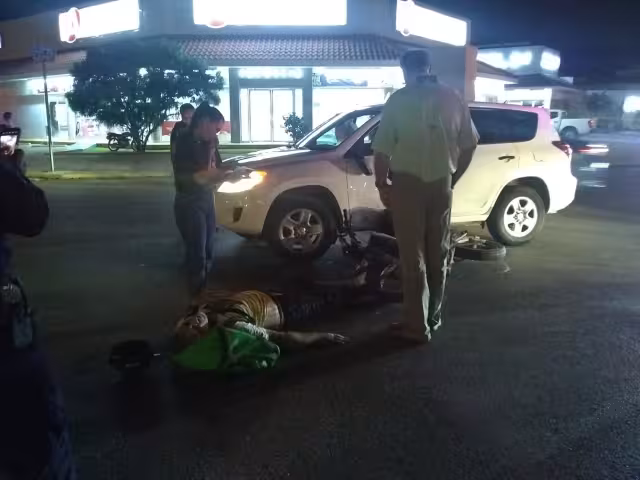 Motociclista se impacta contra camioneta en Mérida