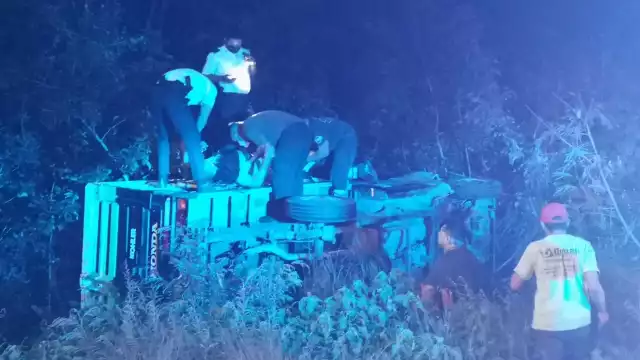 Una grúa fue la encargada de retirar la unidad que se encontraba sobre el acotamiento y maleza para su traslado al corralón