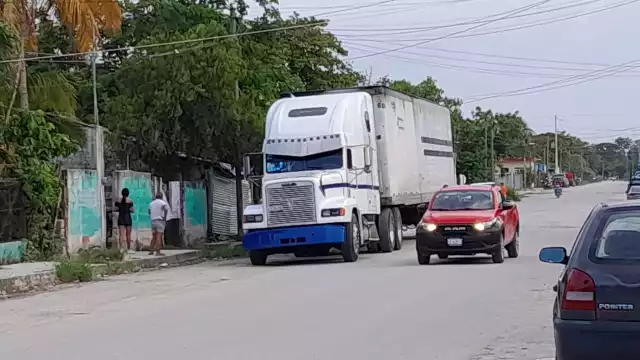 El trailero derribó cables de la CFE de la vivienda