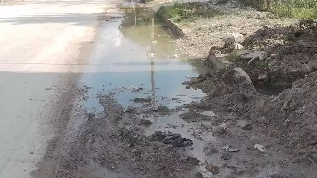 Vecinos de la Colonia Carlos Salinas de Gortari, dieron a conocer que tienen una fuga desde de agua hace diez días