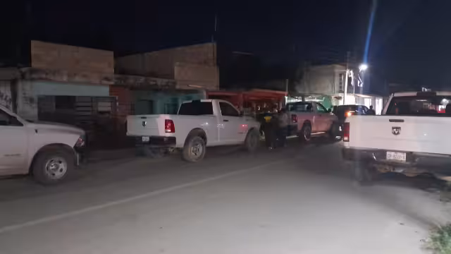 Elementos de la AEI llegaron en siete camionetas de la Fiscalía General del Estado a un predio en la colonia Salsipuedes