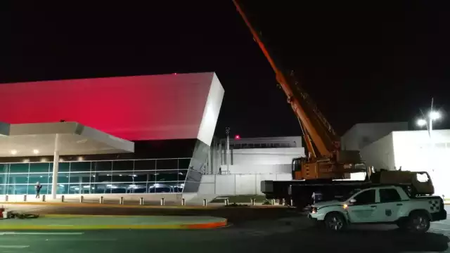 Para la colocación de la piezas se tuvo que usar una grúa de gran tamaño