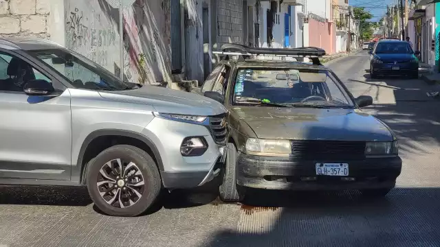 La conductora de un Nissan Tsuru generó un choque en la Colonia Centro al no respetar un disco de alto.