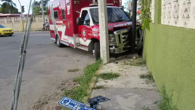 La ambulancia terminó estrellada contra un poste