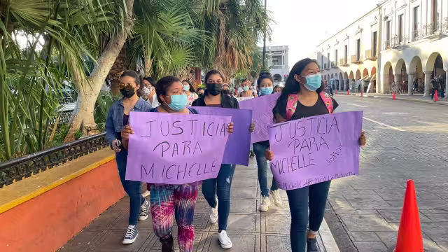 Varias personas se reunieron para protestar