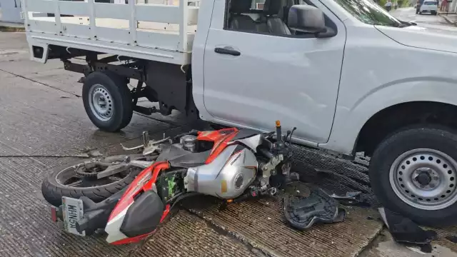 El conductor de una camioneta atropelló a una pareja en motocicleta
