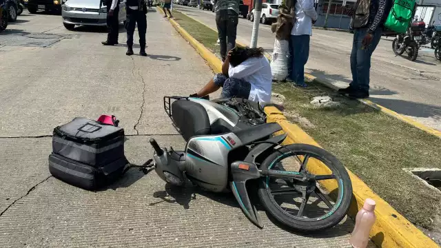 Choque entre dos motocicletas en la colonia Benito Juárez dejó una mujer lesionada.