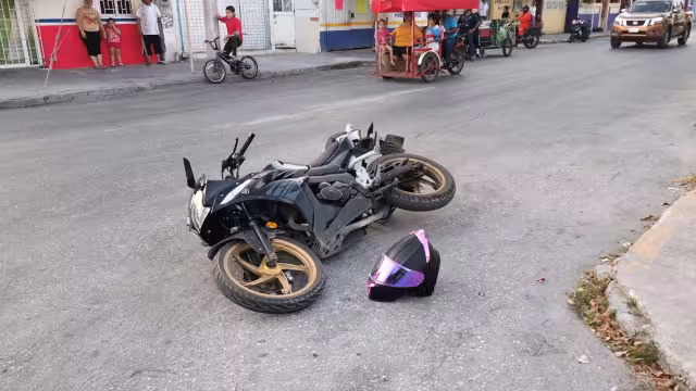 Una motociclista de 18 años sufrió una posible fractura tras un choque con un taxi en la colonia Manigua