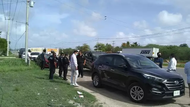 Al menos cuatro carros se vieron involucrados en el accidente carretero
