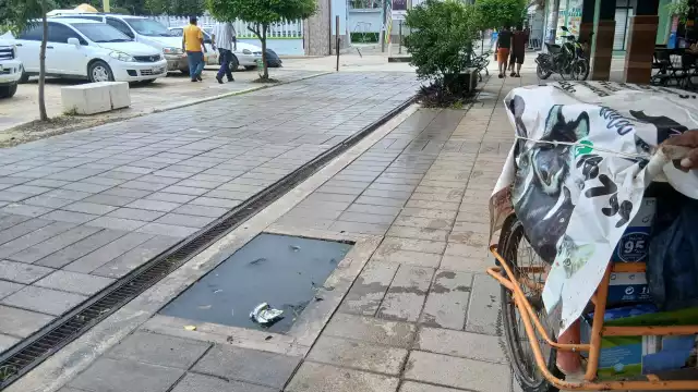 En Escárcega, Campeche, un vendedor ambulante de vajillas cayó en un registro sin tapa lleno de agua en pleno centro de la ciudad