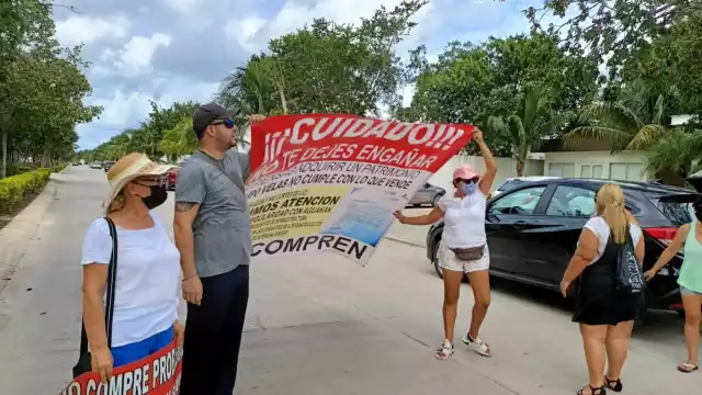 La manifestación la hicieron fuera del área de ventas, para advertir a la gente que no compre casas de Selvanova en Playa del Carmen