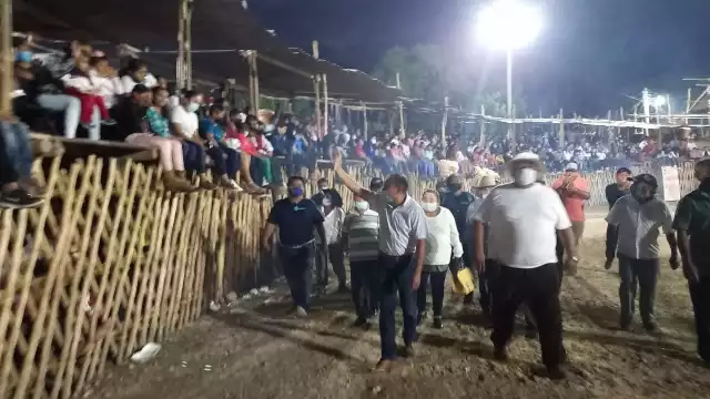 Las redes sociales se llenaron con comentarios en contra la fiesta que armó Renán Jiménez con toros y juegos mecánicos