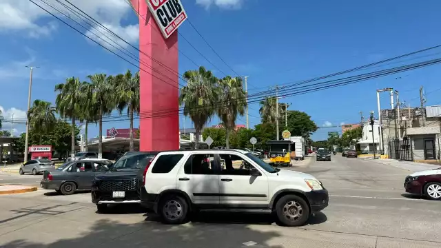 Choque entre camionetas en la colonia Petrolera causa caos vial, pero sin lesionados
