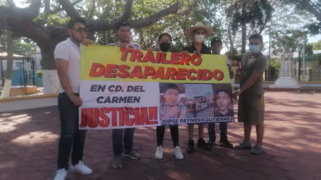 Los hermanos del trailero se manifestaron con una lona donde piden justicia