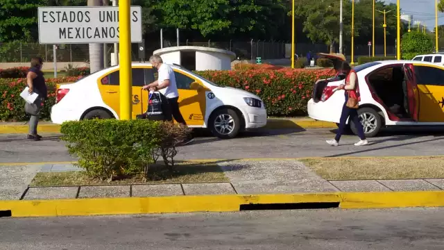 Los taxistas prefieren buscar pasajeros en otros puntos y ya no en el aeropuerto