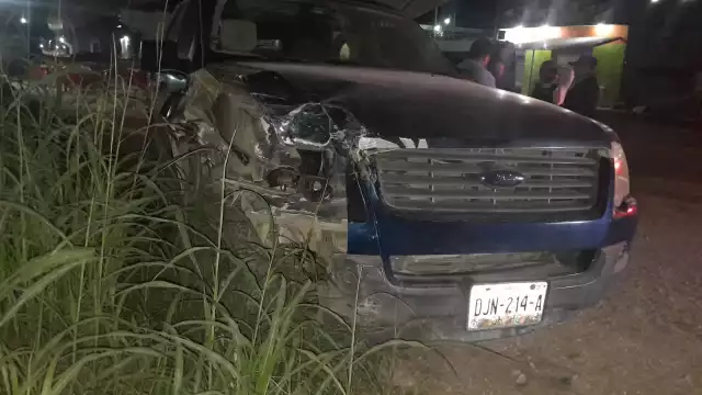 Camioneta Ford Explorer chocó con una Toyota Hilux estacionada en la colonia 10 de Mayo