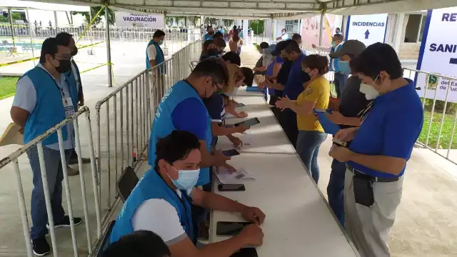 En el módulo de aplicación se encontraban alrededor de 40 maestros haciendo fila