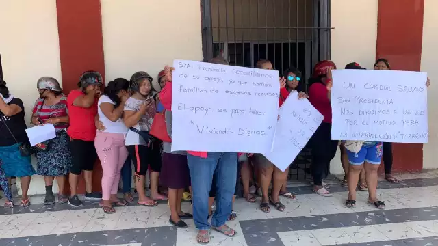 Los vecinos se manifestaron en el Palacio Municipal de Champotón