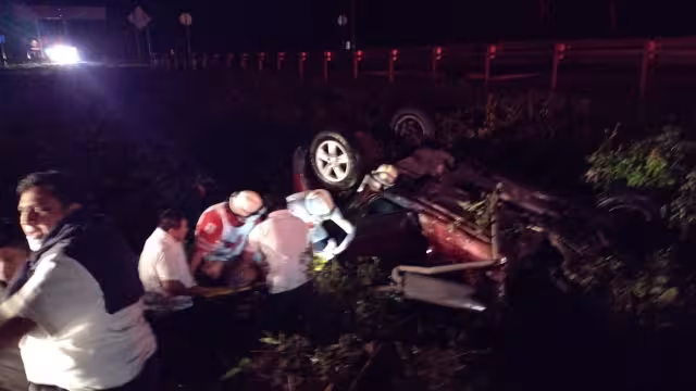 La mujer quedó prensada en el vehículo tras ser impactados por un tráiler en el municipio de Carrillo Puerto