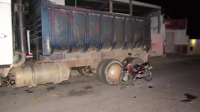 Según el testigo, el motociclista iba en estado inconveniente y por eso se estrelló con el volquete