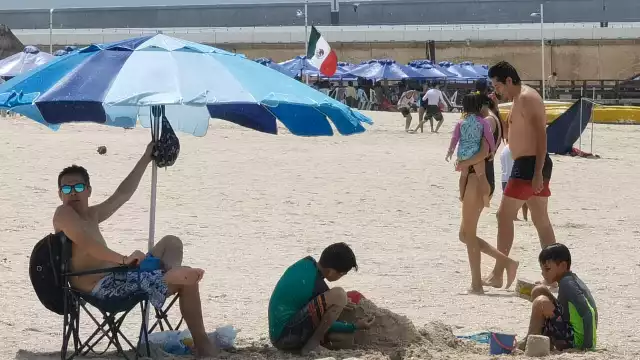 Bañistas llegan a disfrutar del calor de Progreso este sábado