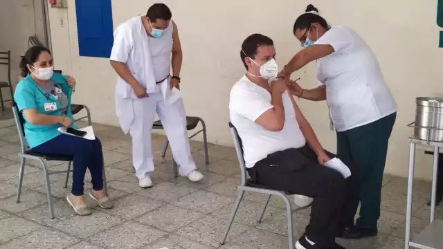 En total serán inoculizados 535 trabajadores de la salud en este municipio