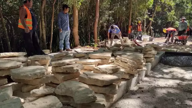 En la zona se aprecian volquetes, maquinaria pesada y personal de la Secretaría de la Defensa Nacional realizando labores de nivelación y compactación de la vía