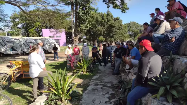 La responsable de la política interna del Municipio les explicó que por ahora no cambiarán al titular del área