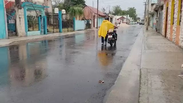 Pocas personas se atrevieron a salir a la calle bajo la lluvia