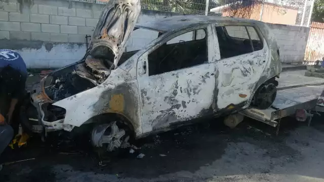 El fuego redujo al auto en simples fierros