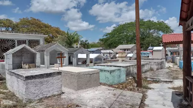 El camposanto permaneció con poca gente este lunes