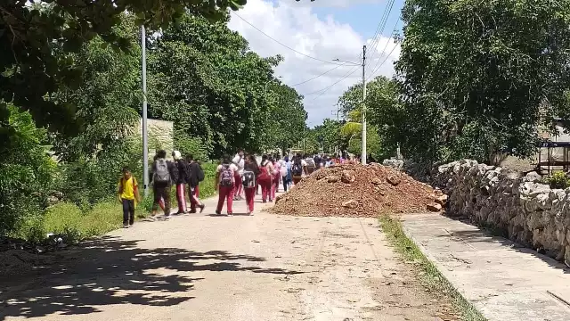 Estudiantes se quejan del mal estado que presenta la calle que lleva a su escuela en Sahcabchén