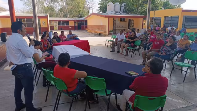 Se realizó una reunión informativa con los padres de familia de la Primaria Manuel Alcalá y Alcalá de Tizimín