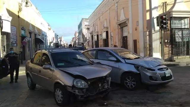 El Attitud transitaba sobre la 62 de Norte a Sur y no respetó la luz roja del semáforo