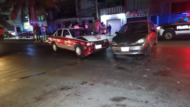 Hombre se impacta con taxi y pasajero resulta con lesiones