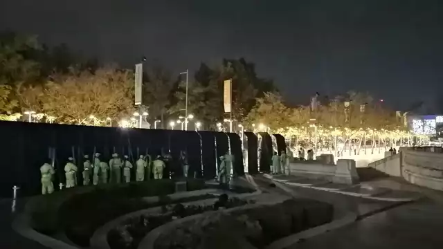 Trabajadores del gobierno de la Ciudad de México ponen vallas metálicas.