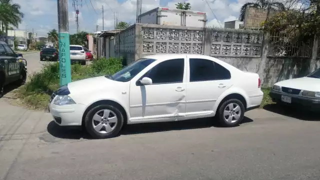 El automóvil terminó con una abolladura del lado de la puerta del conductor, luego del accidente en Chetumal