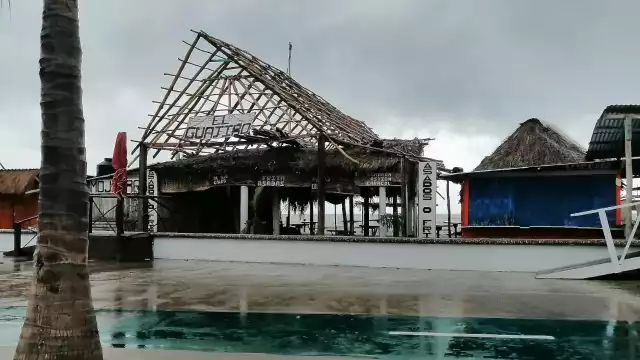 Vientos que tiraron estructuras y techos de varias palapas