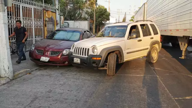 Camioneta Jeep impactó a auto estacionado en Francisco I. Madero.