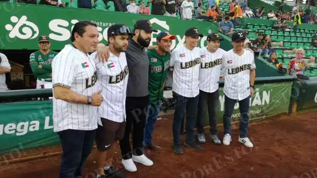 Mauricio Vila tira la primera bola en la final entre Leones de Yucatán y Diablos Rojos: EN VIVO