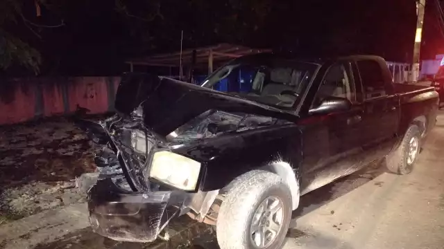 La unidad terminó con daños considerables tras impactarse con un poste en la cabecera municipal de Felipe Carrillo Puerto