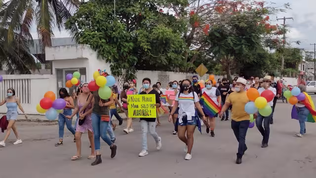La marcha LGBTTTIQ+ dio inicio una hora después de la hora la que fue convocada, mismo que partió a un costado de la tienda del exIssste
