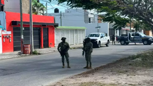 Agentes de la Policía Federal Ministerial ingresaron con una orden judicial para revisar el inmueble