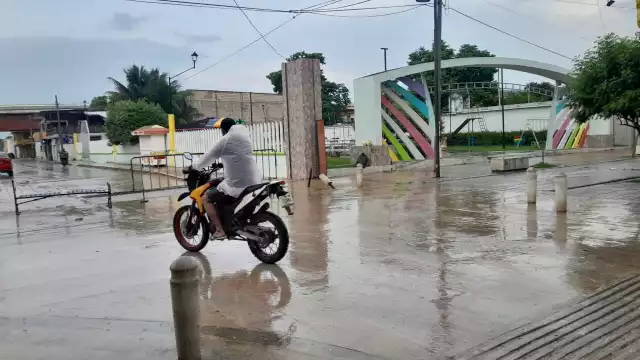 Una pertinaz lluvia sorprendió a los habitantes de la ciudad desde la madrugada del viernes