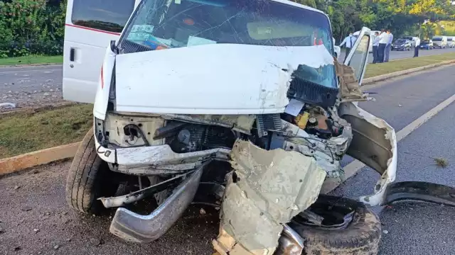 La unidad de pasaje quedó con daños considerables tras chocar en la carretera rumbo a Playa del Carmen