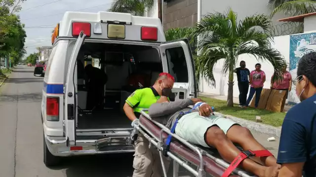 Los conductores implicados en el percance no pudieron llegar a un arreglo en el lugar del incidente, los automóviles fueron llevados al corralón y los hechos fueron turnados a FGE