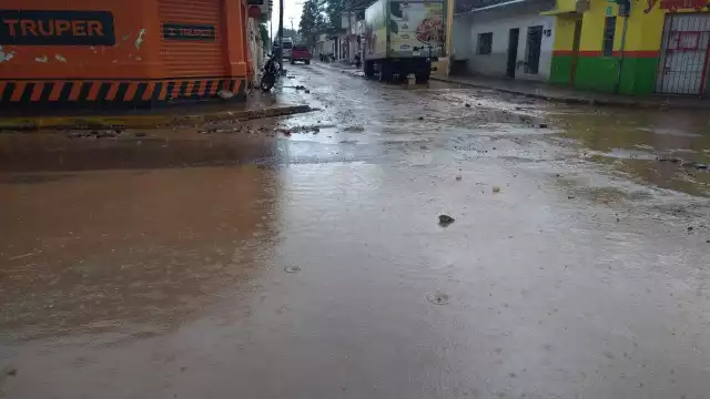 Los vecinos señalan que los trabajos están detenidos; en el fraccionamiento Benito Juárez también se encuentran paralizados