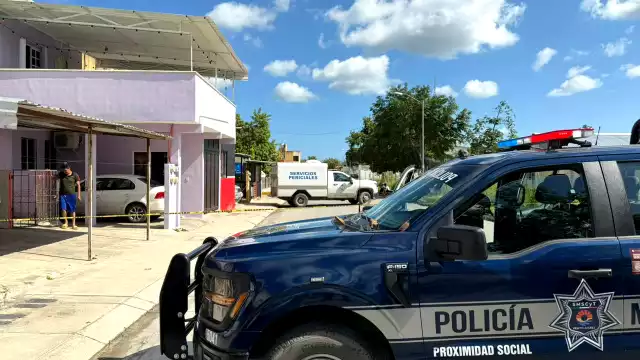 La llamada de emergencia puso en alerta a los cuerpos policiales y de rescate alrededor de las 10 de la mañana, quienes verificaron dos cuerpos dentro de una vivienda