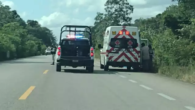 Un accidente carretero en la carretera 307 dejó dos muertos y dos lesionados al volcarse una camioneta de la Comisión de Agua Potable y Alcantarillado